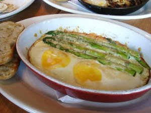 uovacongliasparagiincocottealforno